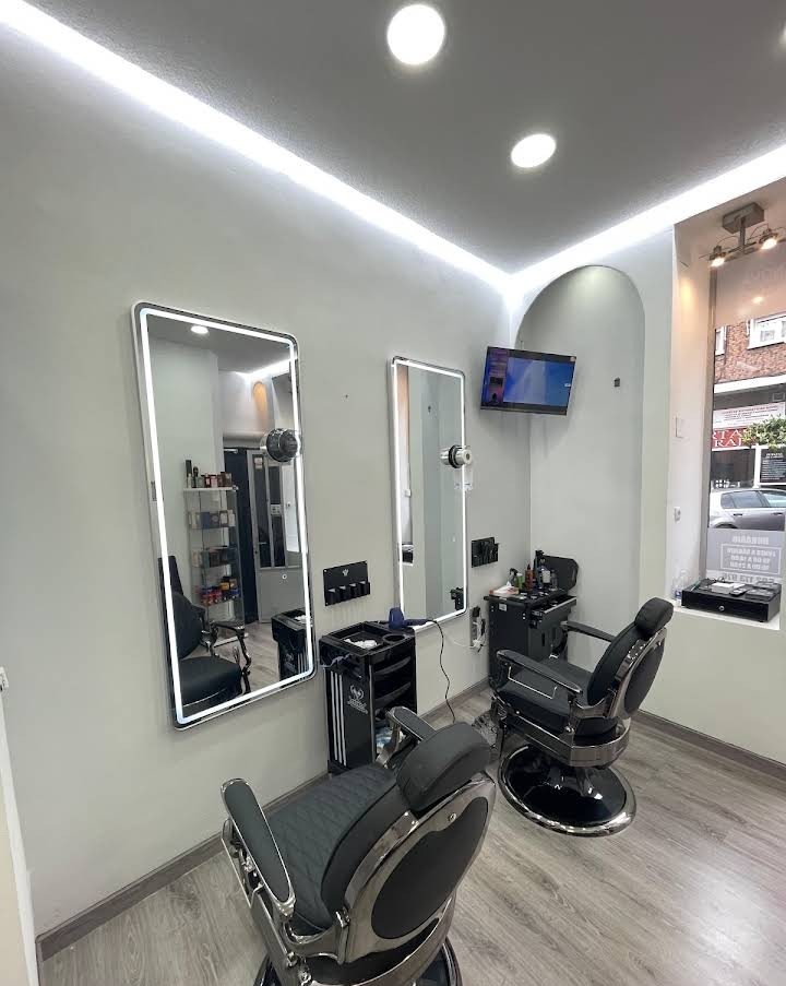Sillones de barbero y espejos con luz LED