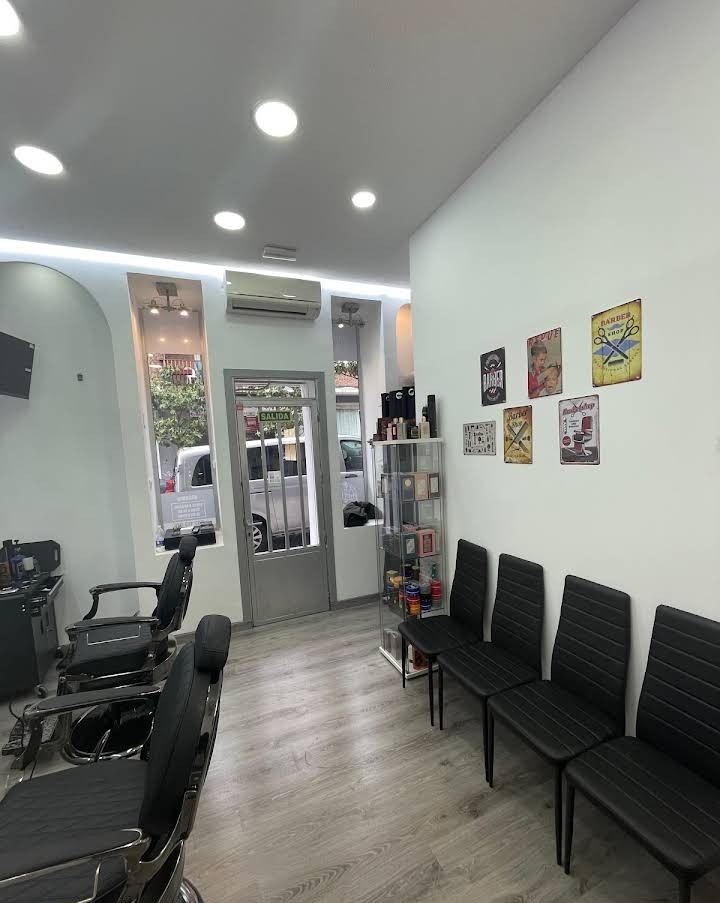 Zona de espera y productos de barbería